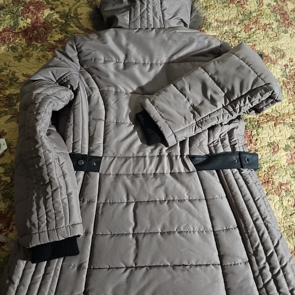 NWT Susan Graver Taupe Quilted Puffer Coat with Faux Fur Hood (Medium) - Picture 9 of 10